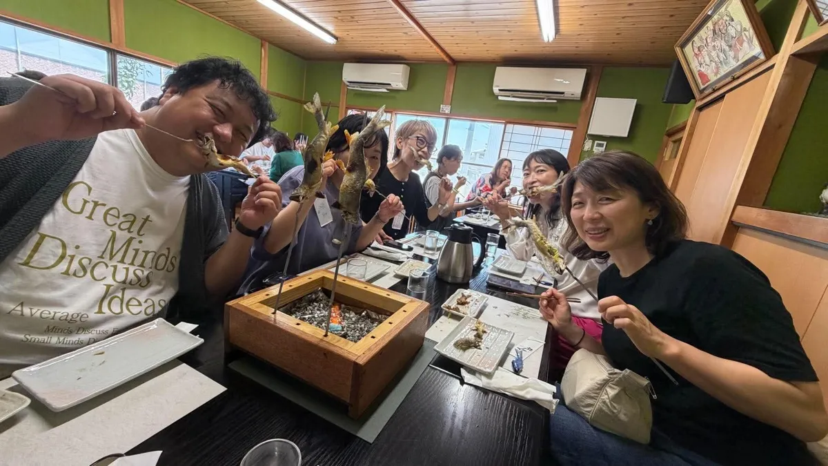 マジリス5の参加者が食事を楽しみながら交流している様子