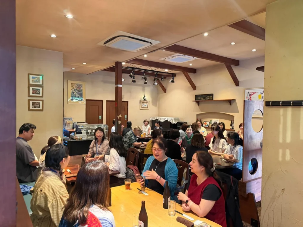 マジリス第5回の夕食会場で、テーブルを囲んで語り合う会員の皆さん
