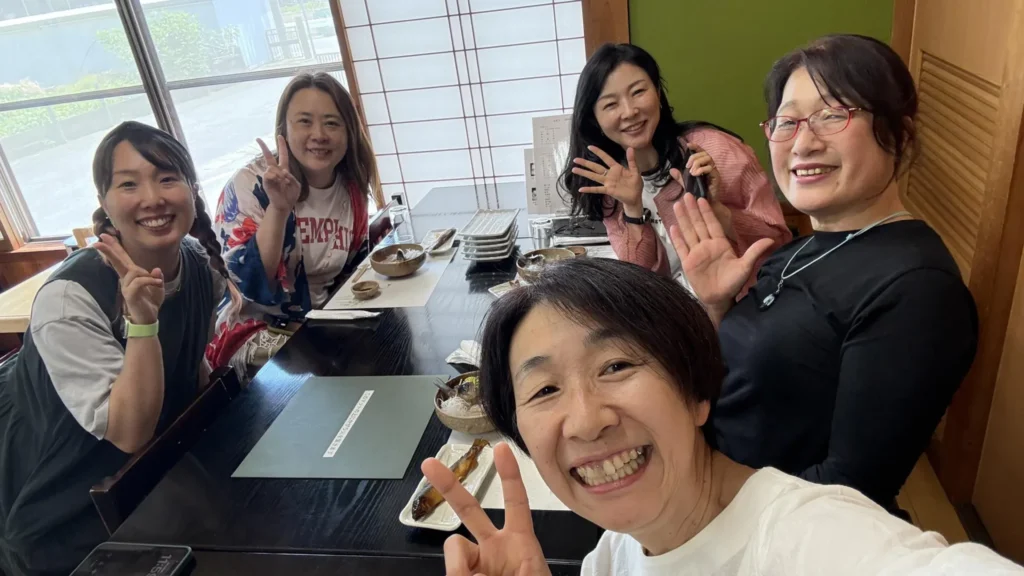 マジリス第5回で食卓を囲み、笑顔を見せるゼロリスの会員さん