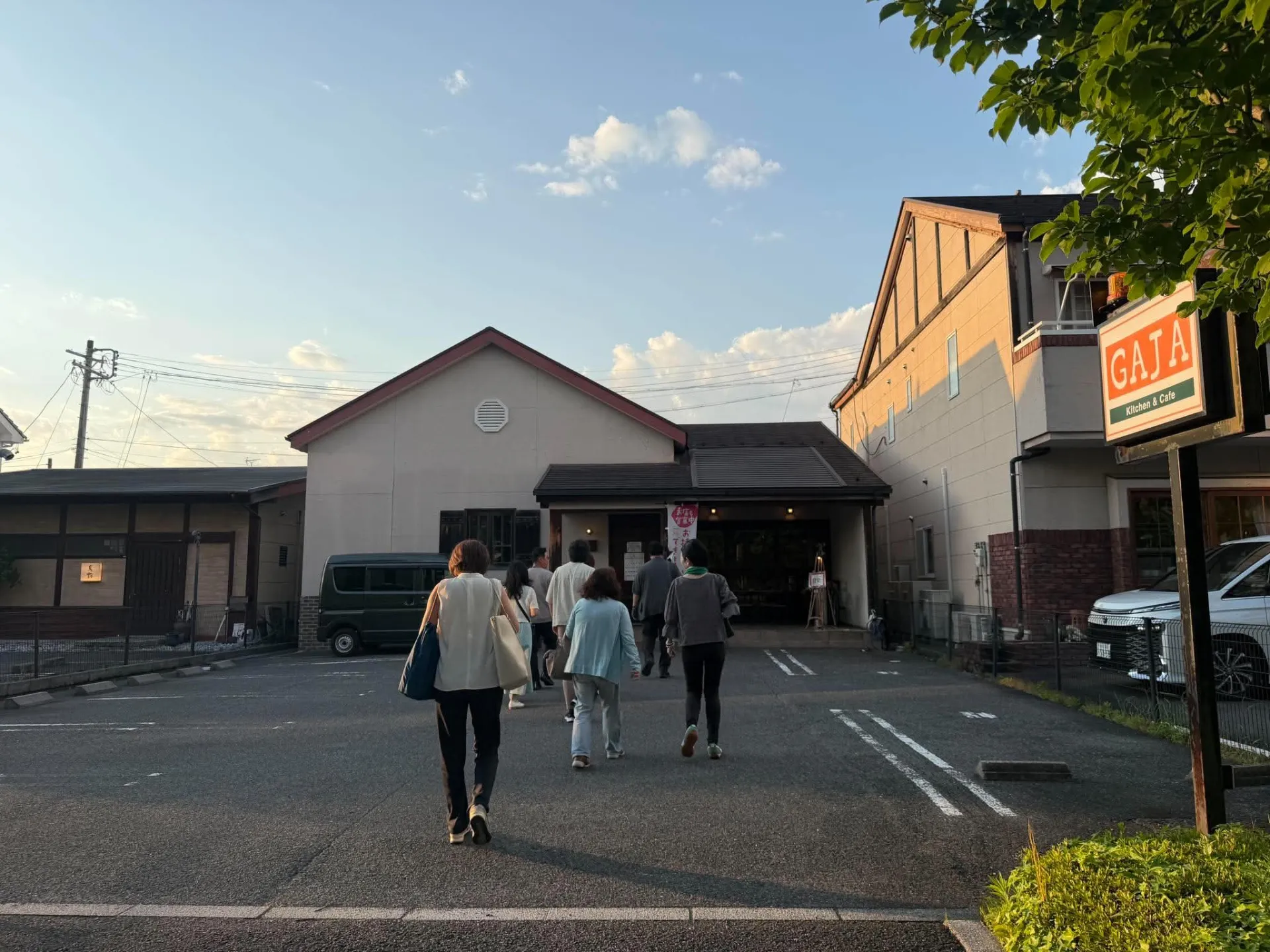 マジリス5の参加者が1日目の夕食会場GAJAへ向かう後ろ姿