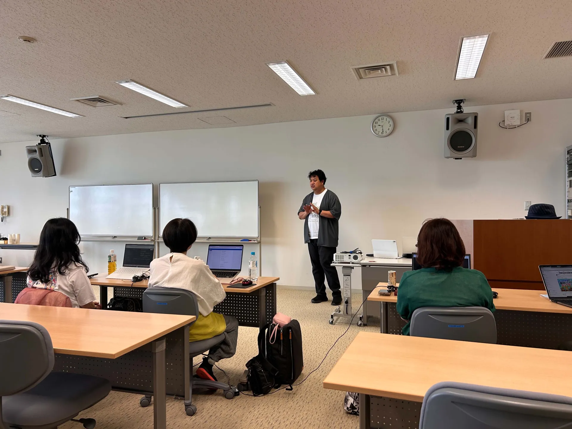 マジリス5の2日目朝、朝ビジの仕事を省エネ化とブースターに分けて説明する長嶺圭一郎