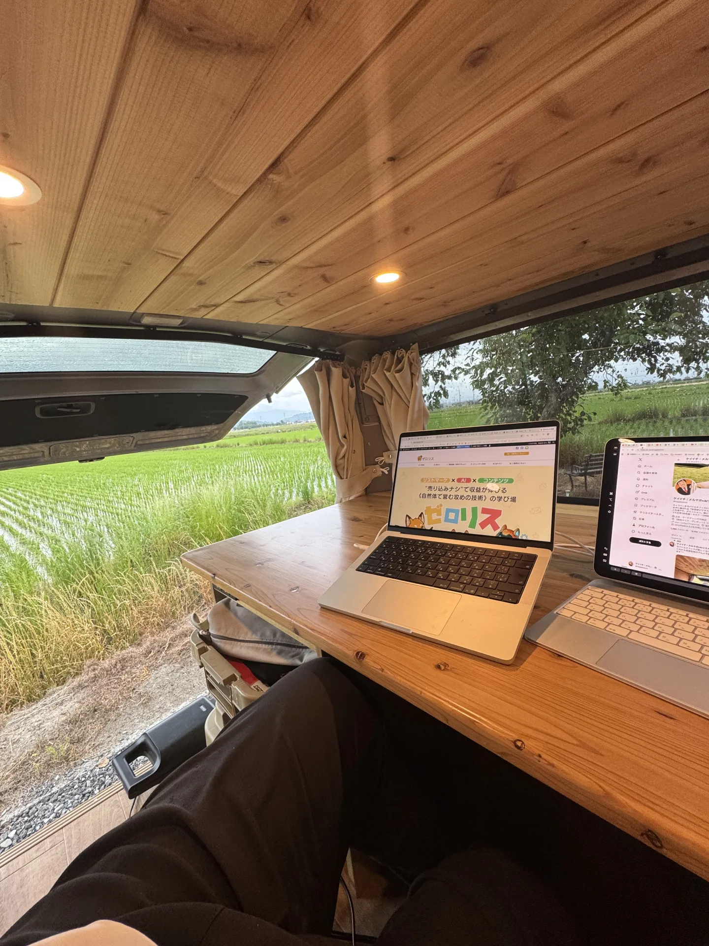 田んぼの横に停めた車内のモバイルオフィスでテコリスの仕事を進めている様子