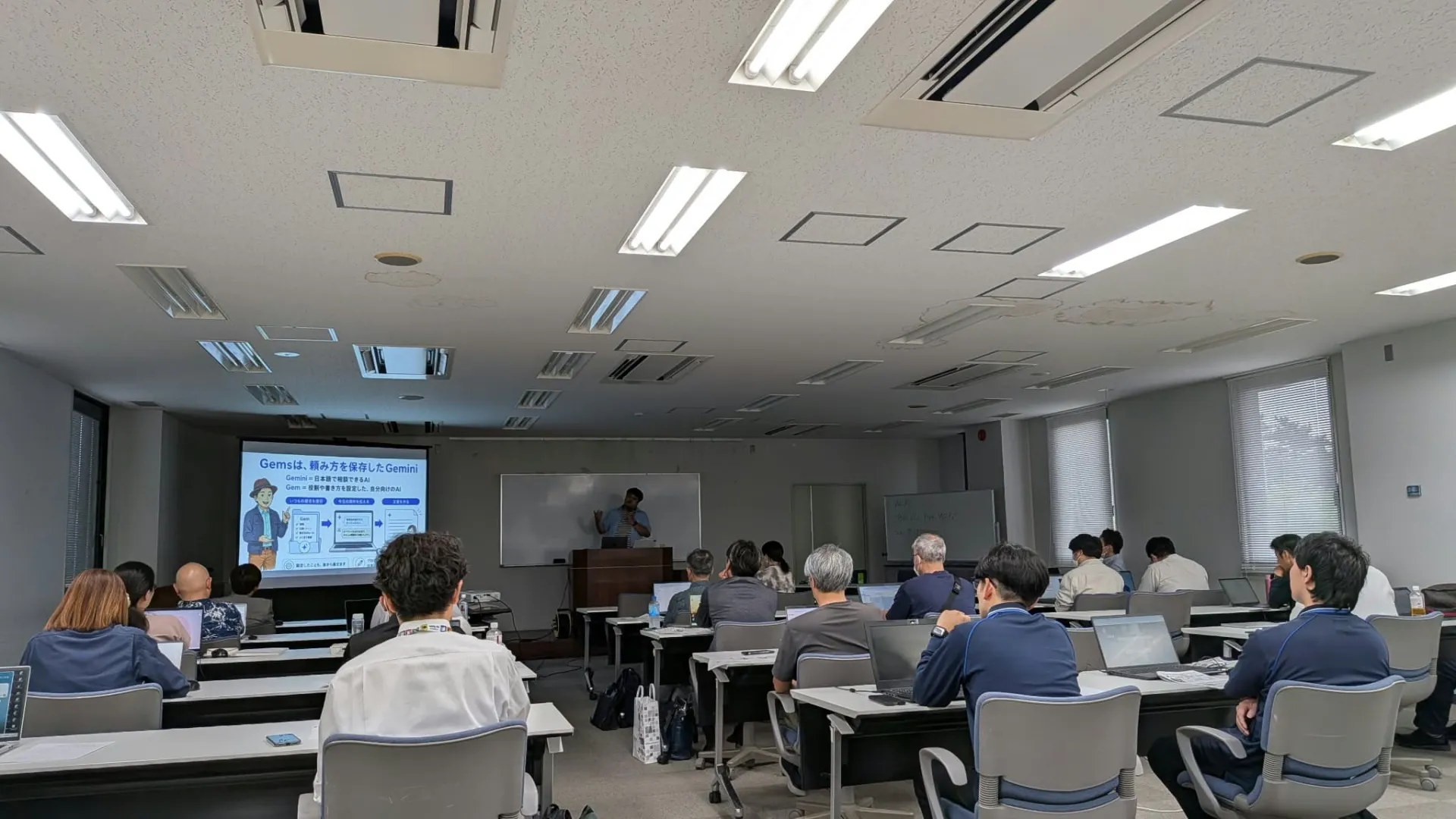 第2回の会場でGemsについて説明する長嶺圭一郎と、パソコンを開いて参加する皆さん